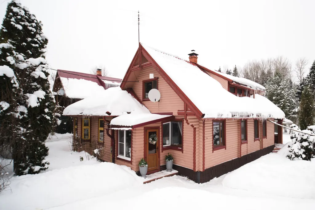Уютный жилой зимний дом в сказочно живописном месте