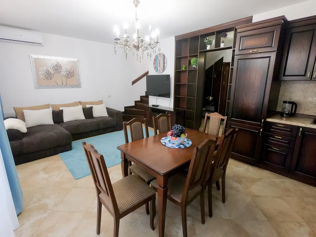 Двухэтажный дом с видом на горы