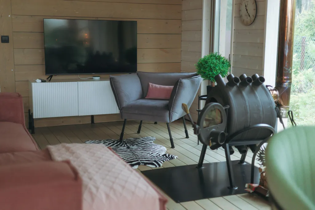 Дом с баней бочкой у воды и леса Green house