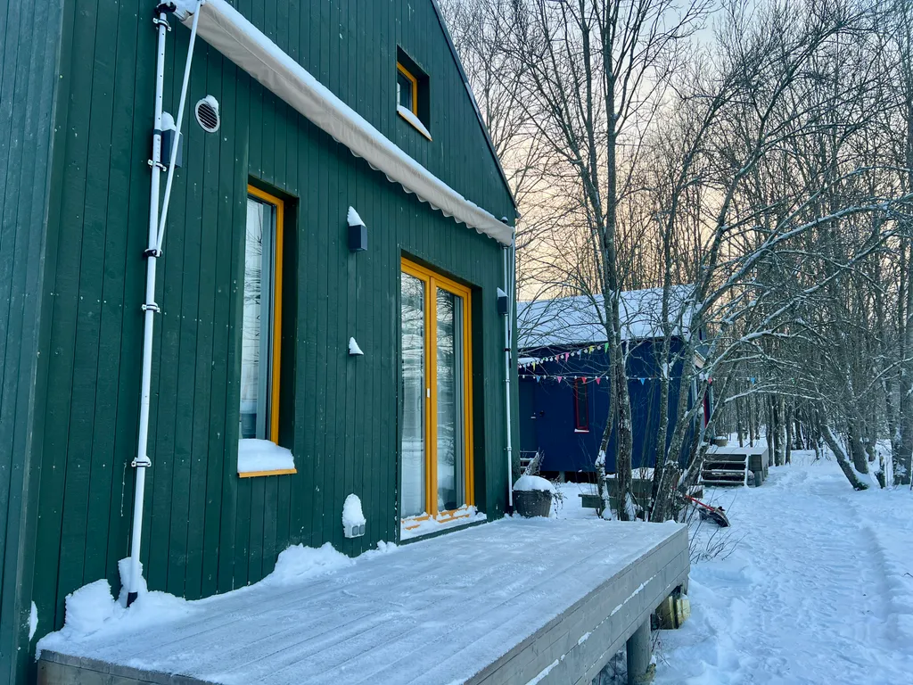 Зеленый домик в поле