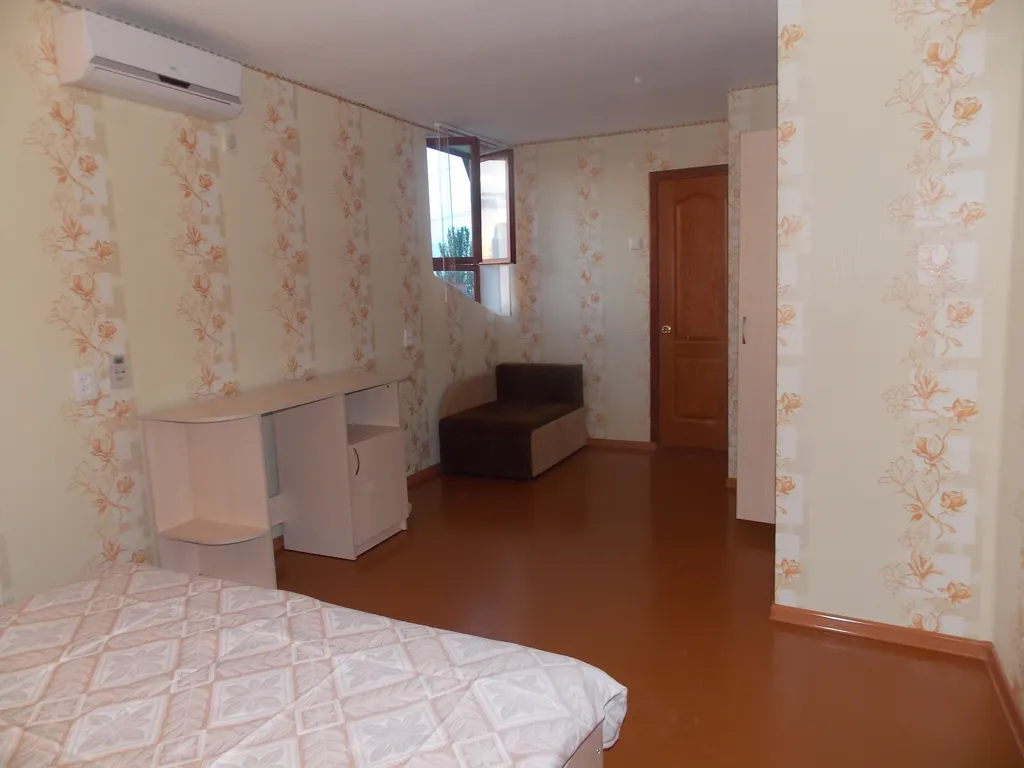 Просторная комната с кондиционером в частном доме