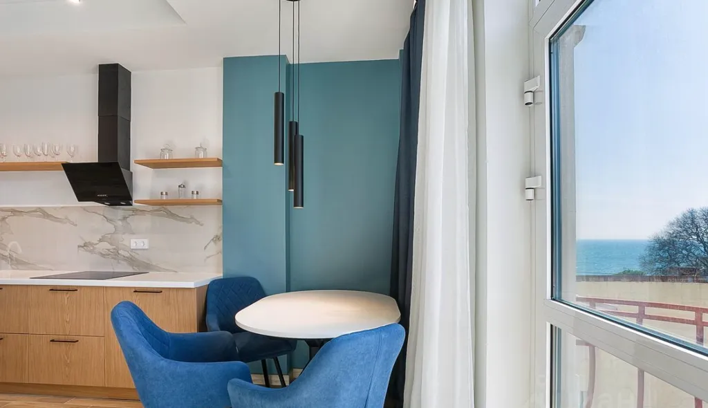 Апартамент на набережной с видом на горы