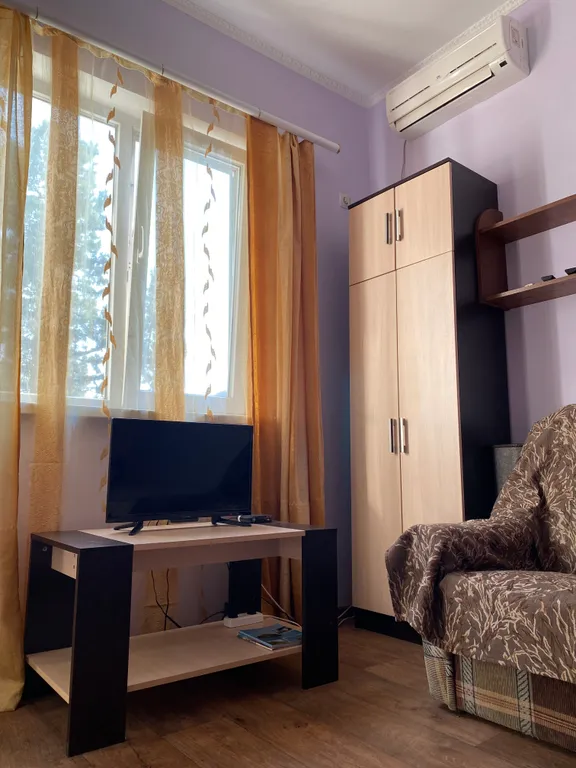 Дом с 2 комнатами и личным большим двором