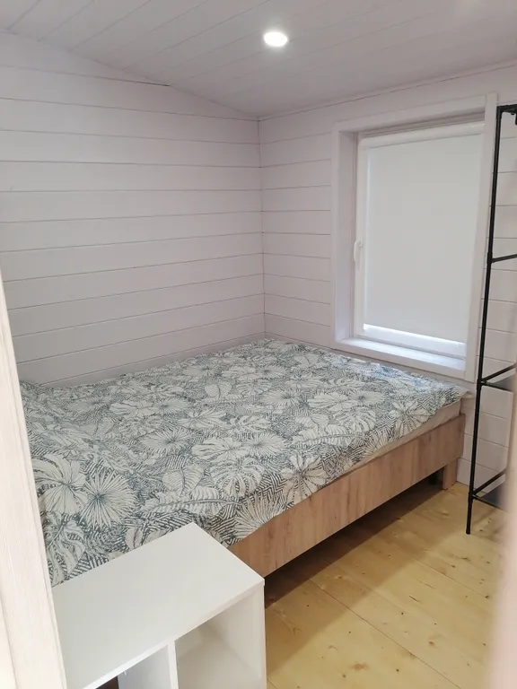 Уютный домик у реки