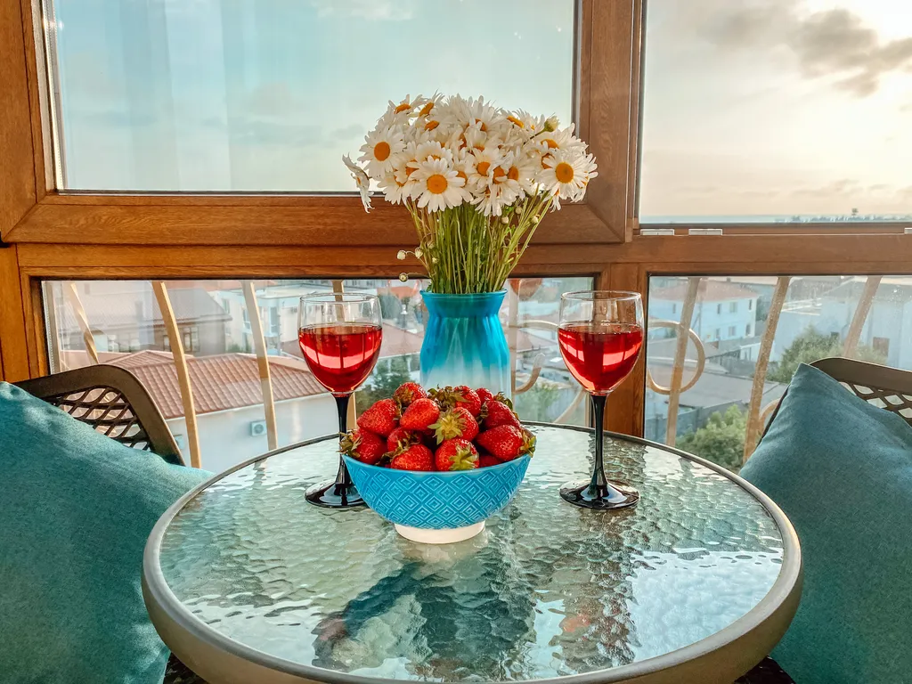 2-комнатные видовые апартаменты с бассейном у моря