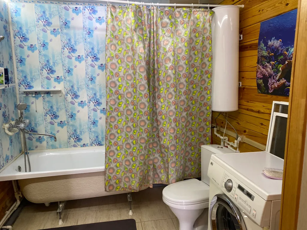 Уютный дом на берегу реки