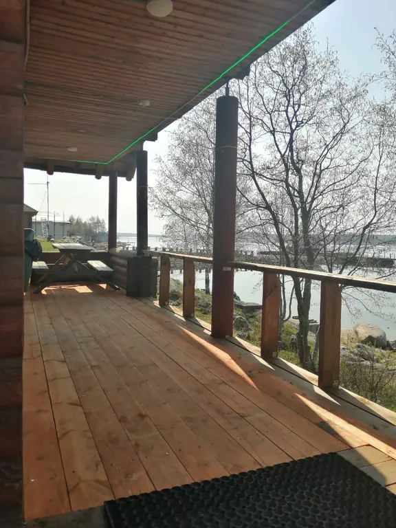 Уютный, комфортный для проживания на берегу озера, в зелени и тишине