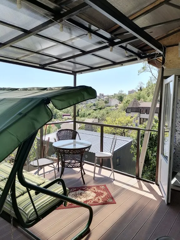 Отдельный домик в саду с видом на море