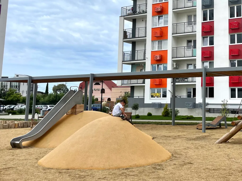 Современная студия Морент с ярким интерьером в жк фрукты