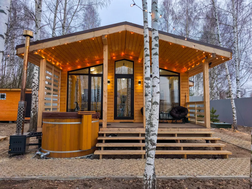 Дом шале с горячей купелью на террасе