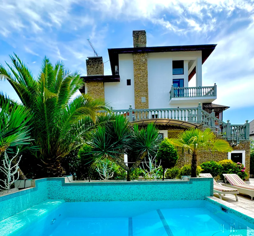 Коттедж Домик у бассейна — Сириус