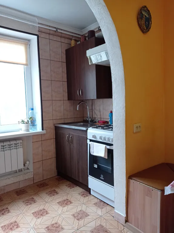 Небольшая, очень светлая и летом с приятной прохладой квартира