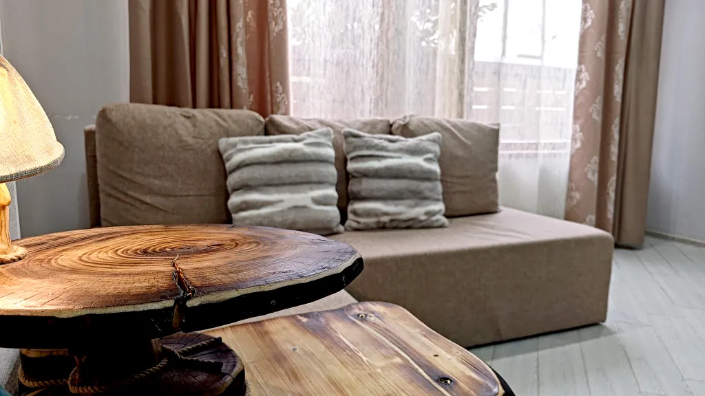 Идеально расположенный комфортный апартамент со спальней. Большие окна