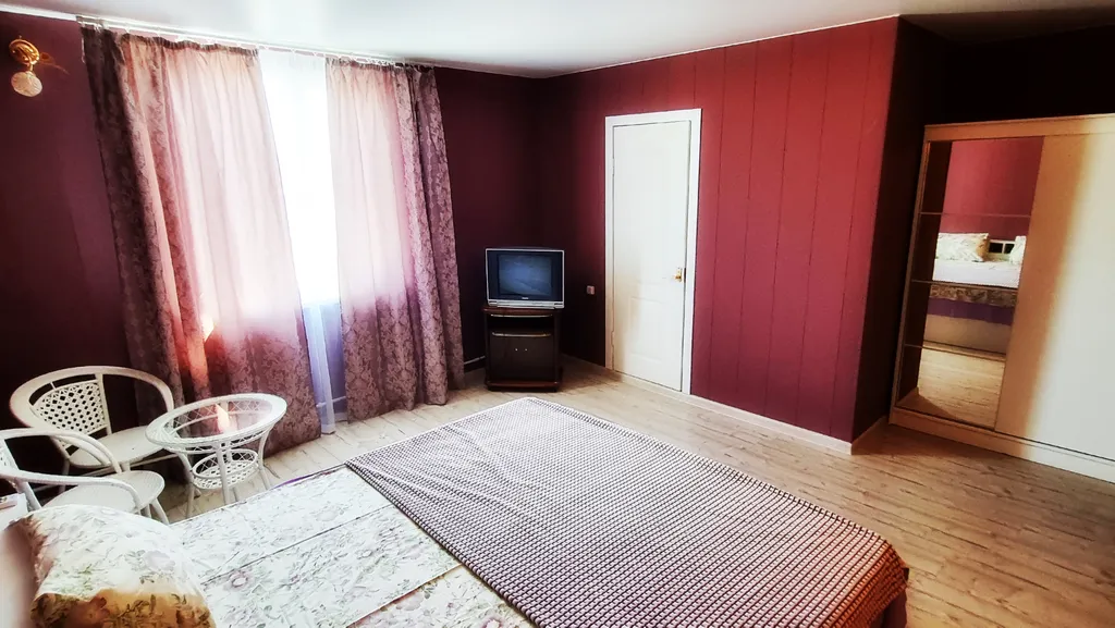 Дом на пляже озера