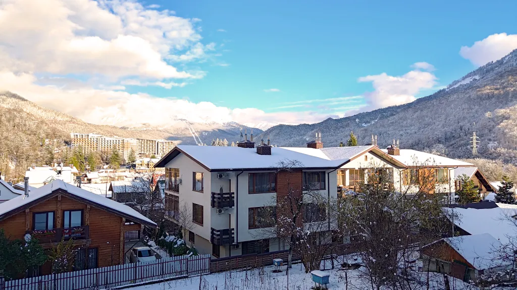 Панорамный апартамент-студия с роскошным видом на горы, в центре