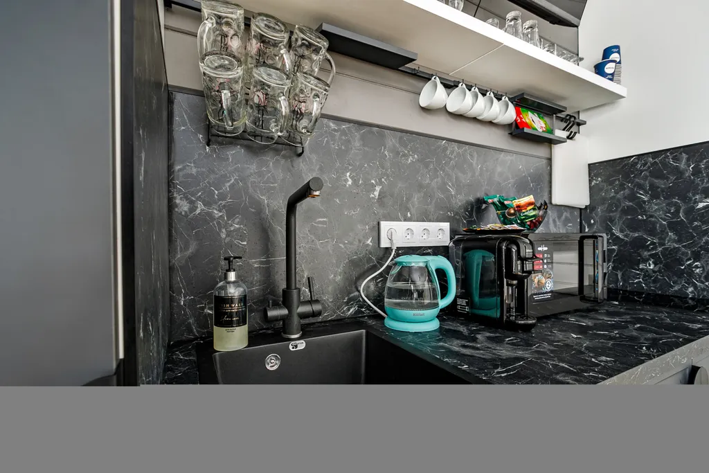 Grey House с дикими зайцами