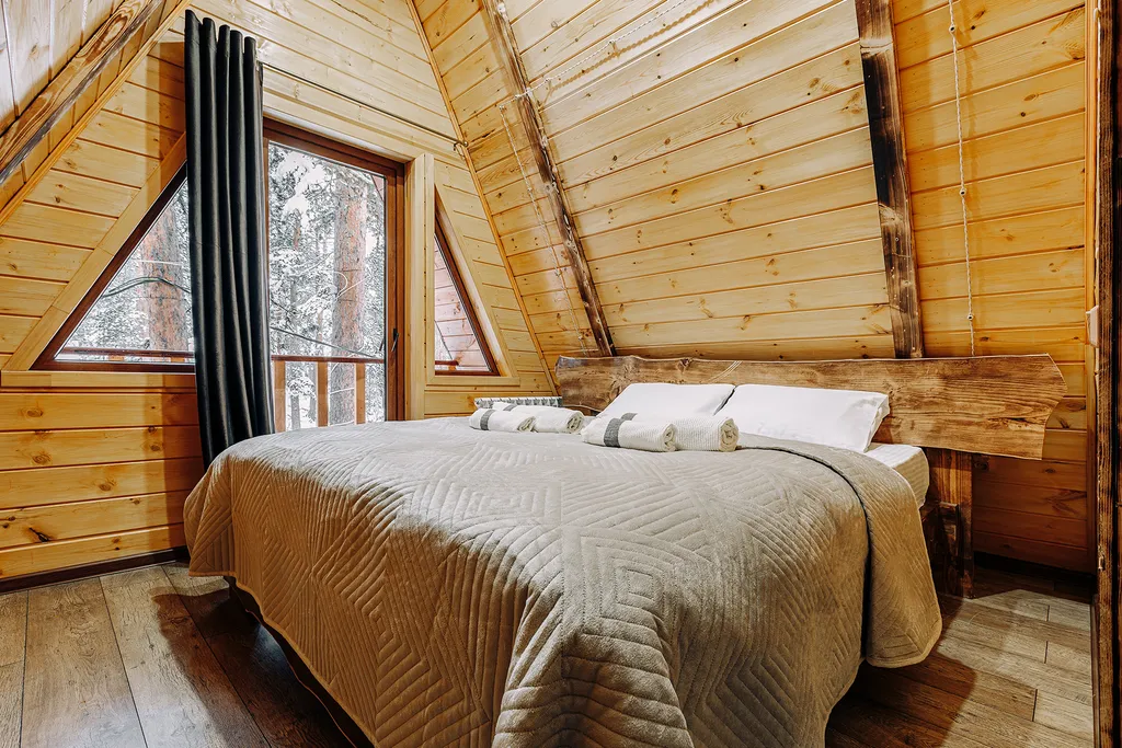 Коттедж с бассейном в лесу