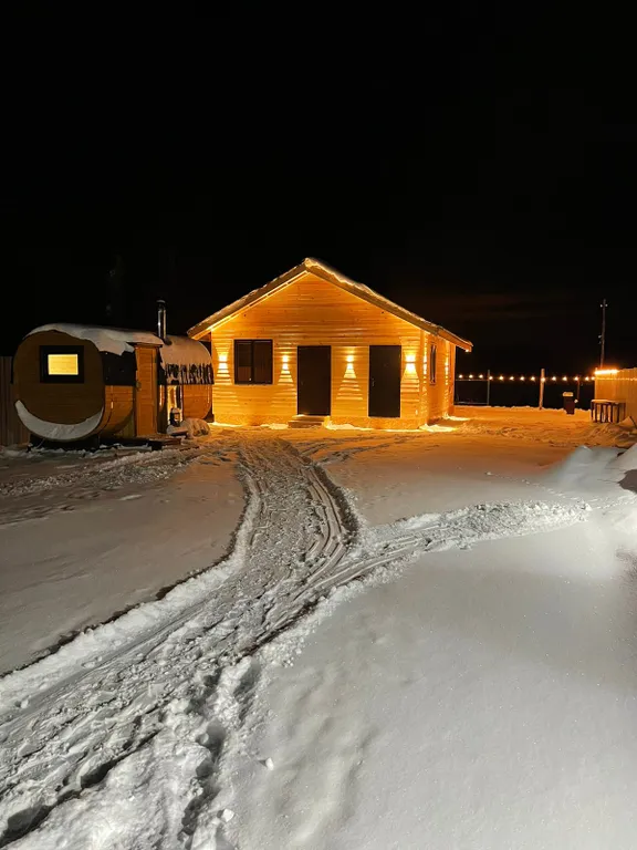 Шале на берегу реки с банным чаном и дровяной баней