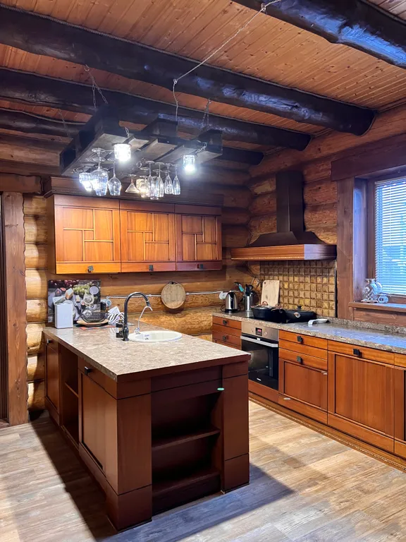 Красивый уютный бревенчатый дом с камином и видом на реку и церковь