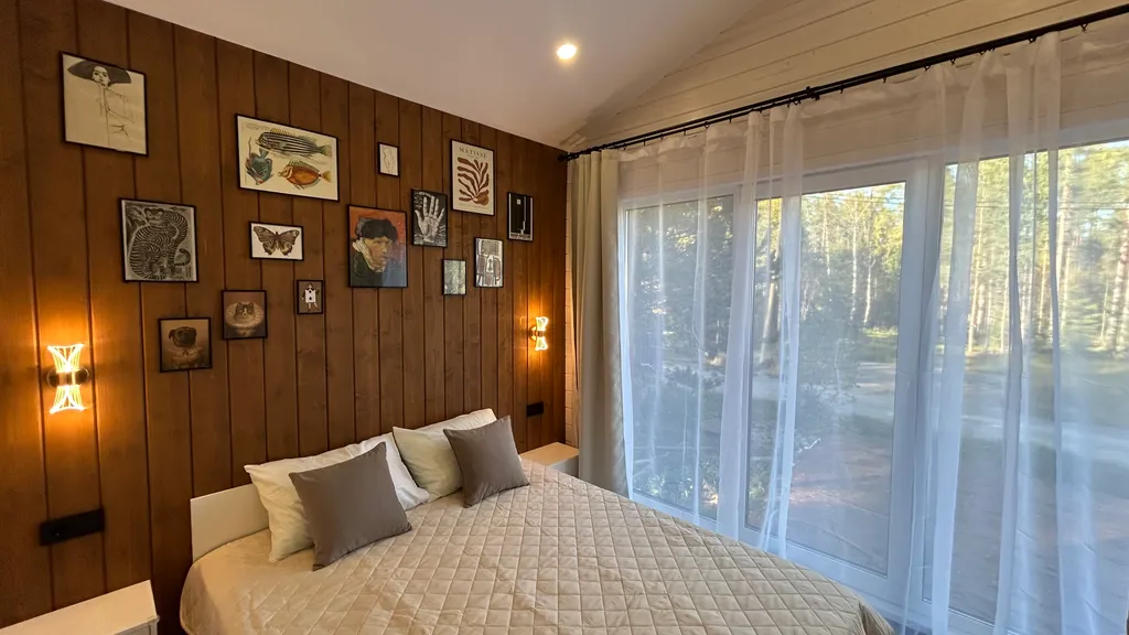 Загородный дом с большой террасой, кострищем и лесом