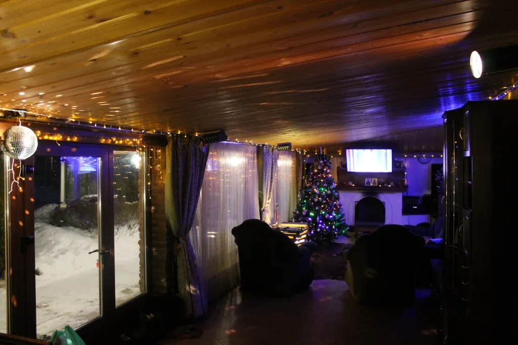 Дом на берегу реки с баней на дровах