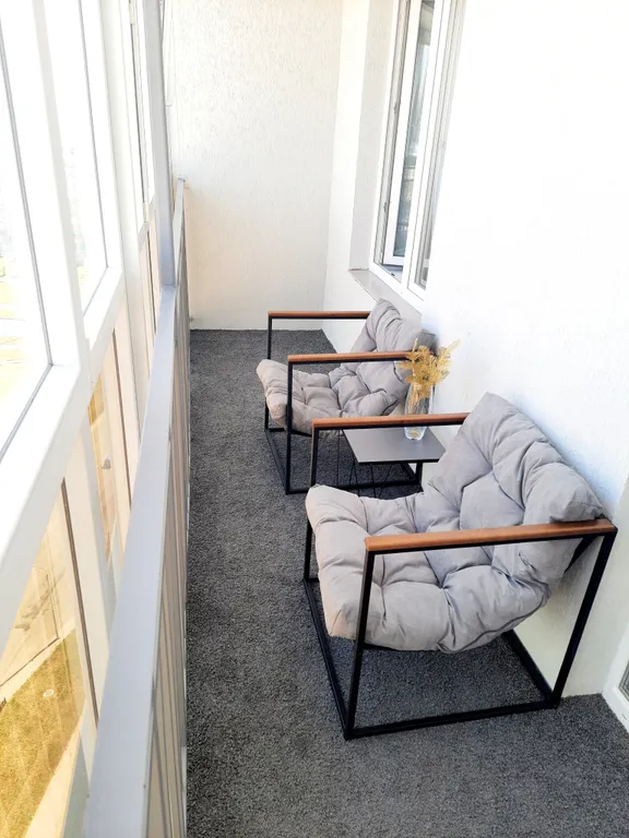 Смотровая квартира с панорамным видом на город с диваном и кроватью