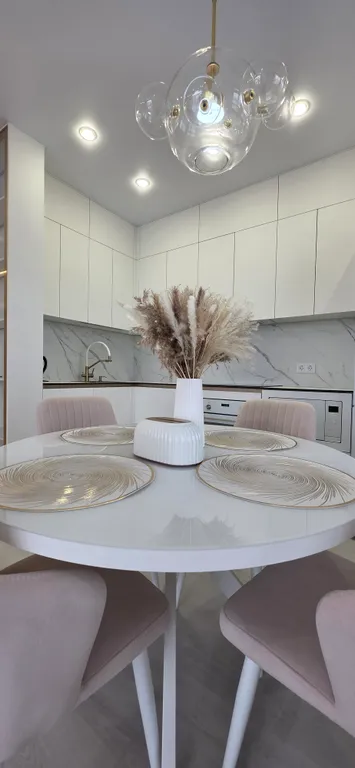 Новая, красивая, солнечная квартира с дизайнерским ремонтом.