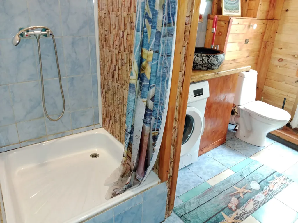 Домик с верандой в лесу