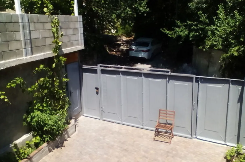 Студия комфорт на земле с двором, парковкой