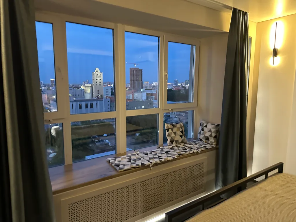 Студия в центре с видом на колесо обозрения