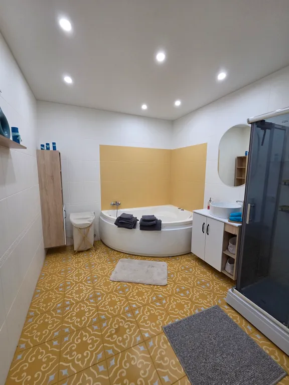 Современная 3-комнатная квартира в центре с дизайнерским ремонтом