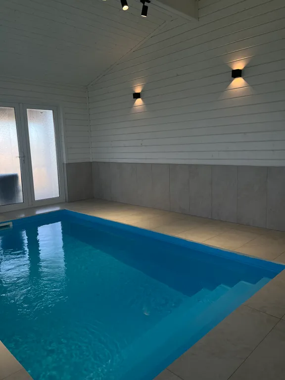 Дом с бассейном и сауной у пруда