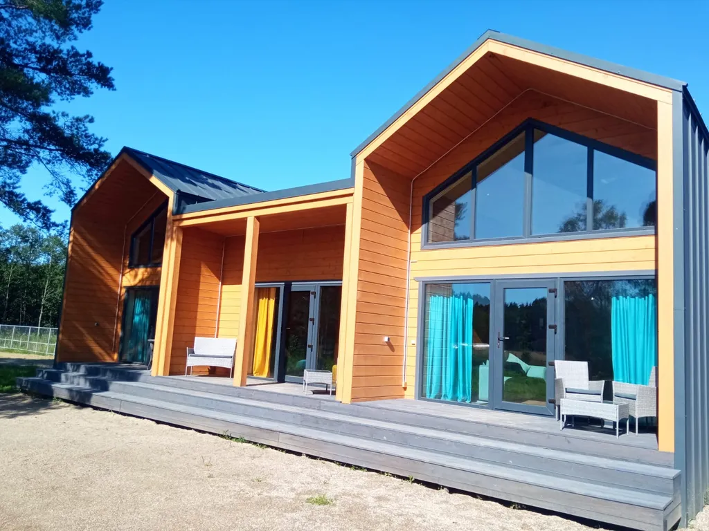 Дом у реки со своим мостком