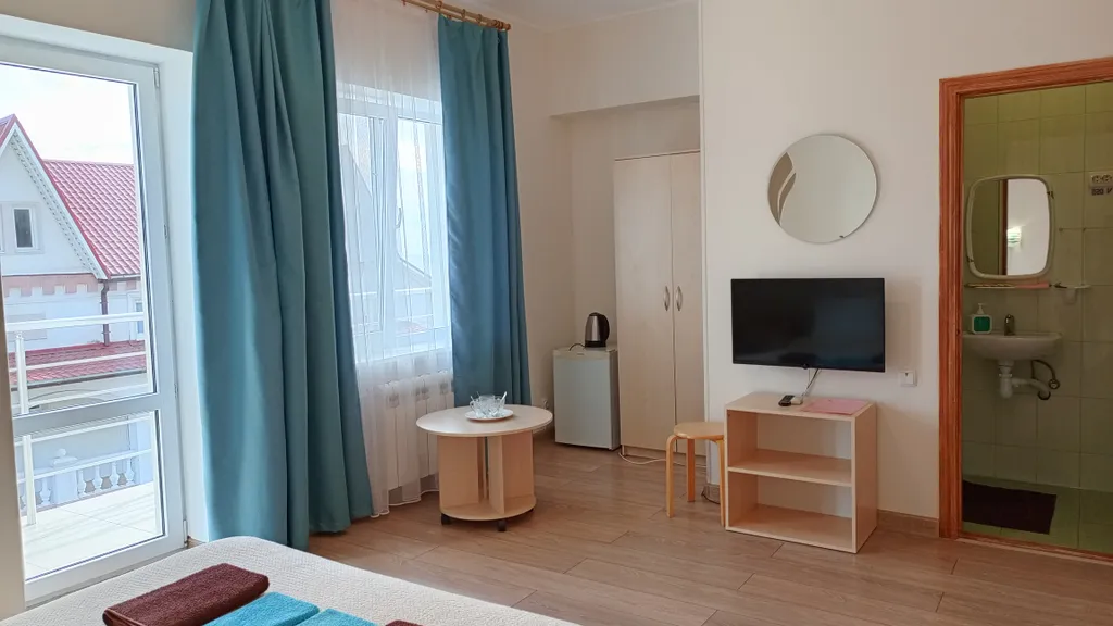 Трёхместная комната с санузлом и видом на море