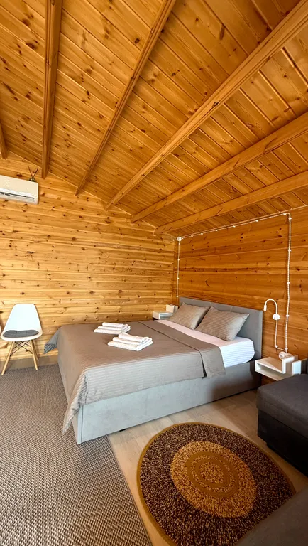 Домик на берегу с видом на море