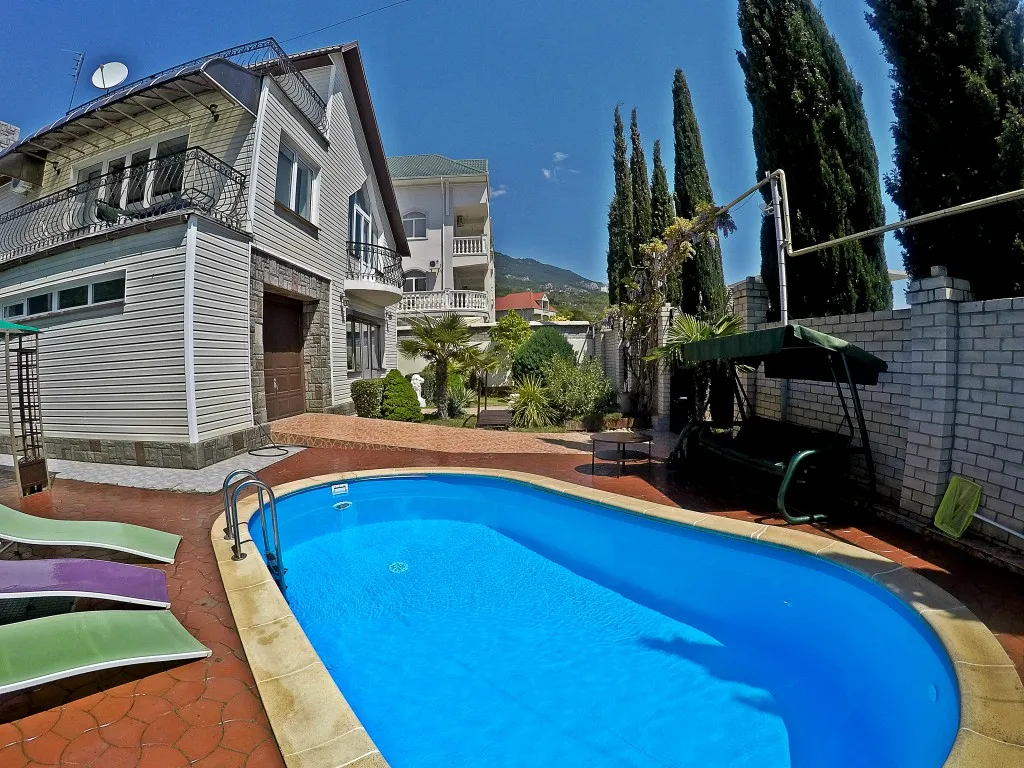 Дом в Ялте с бассейном и сауной