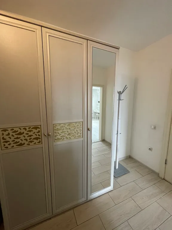 Крупногабаритная студия с высокими потолками в элитном доме