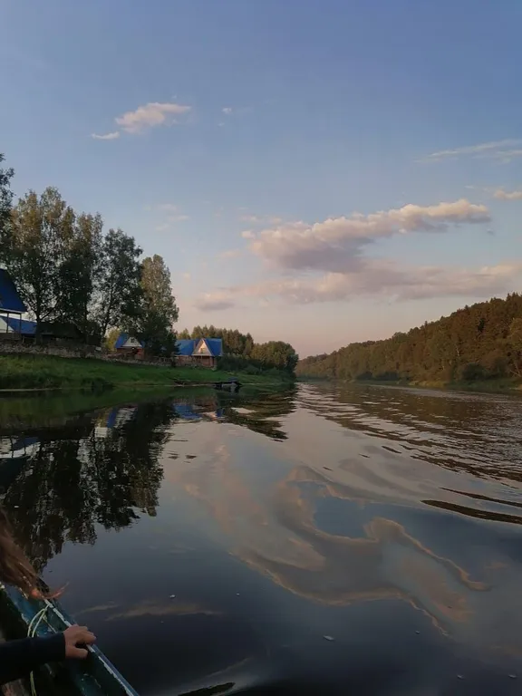 Домики в лесу на берегу реки Волге