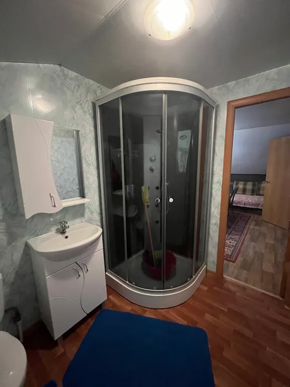 Уютный гостевой дом рядом с красивым, зеленым двором