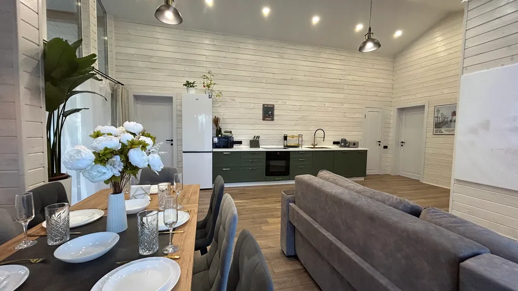 Загородный дом с большой террасой, кострищем и лесом