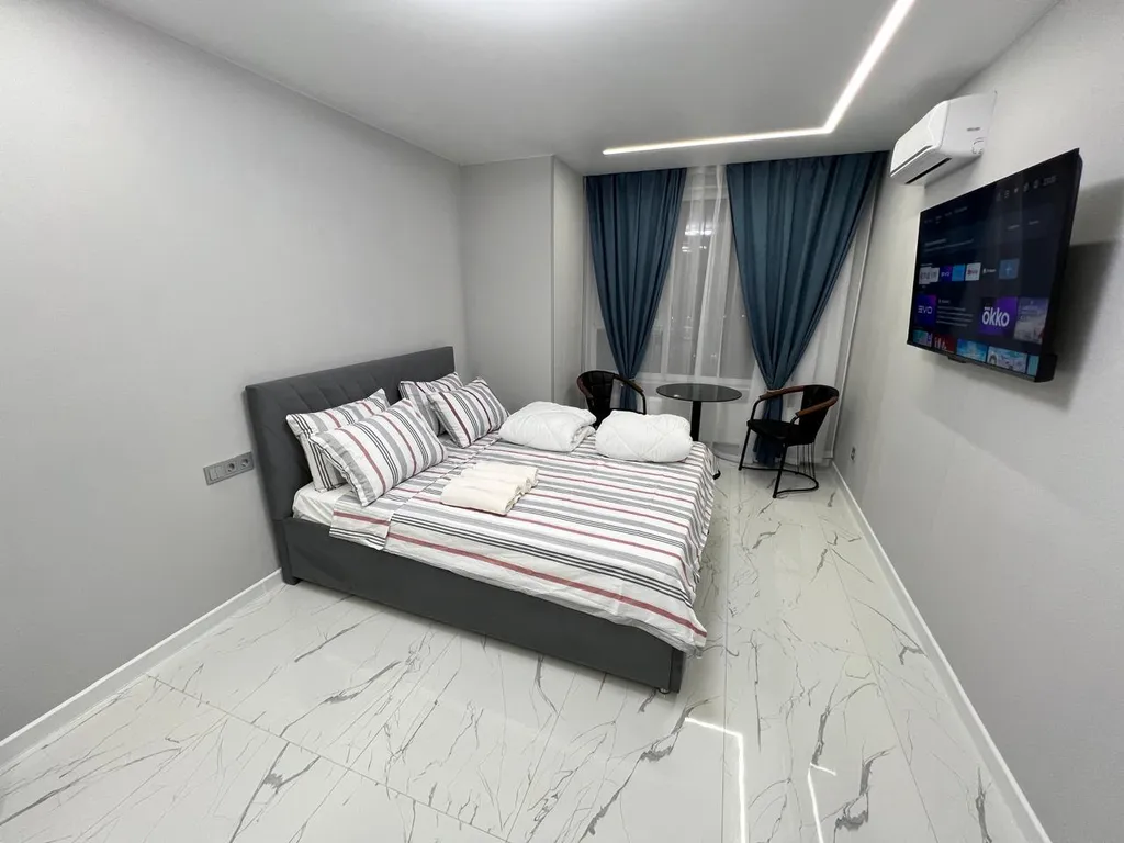 Прекрасная студия с видом на реку и город