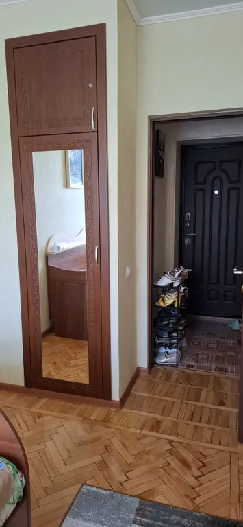 Уютная комната в квартире с видом на гору