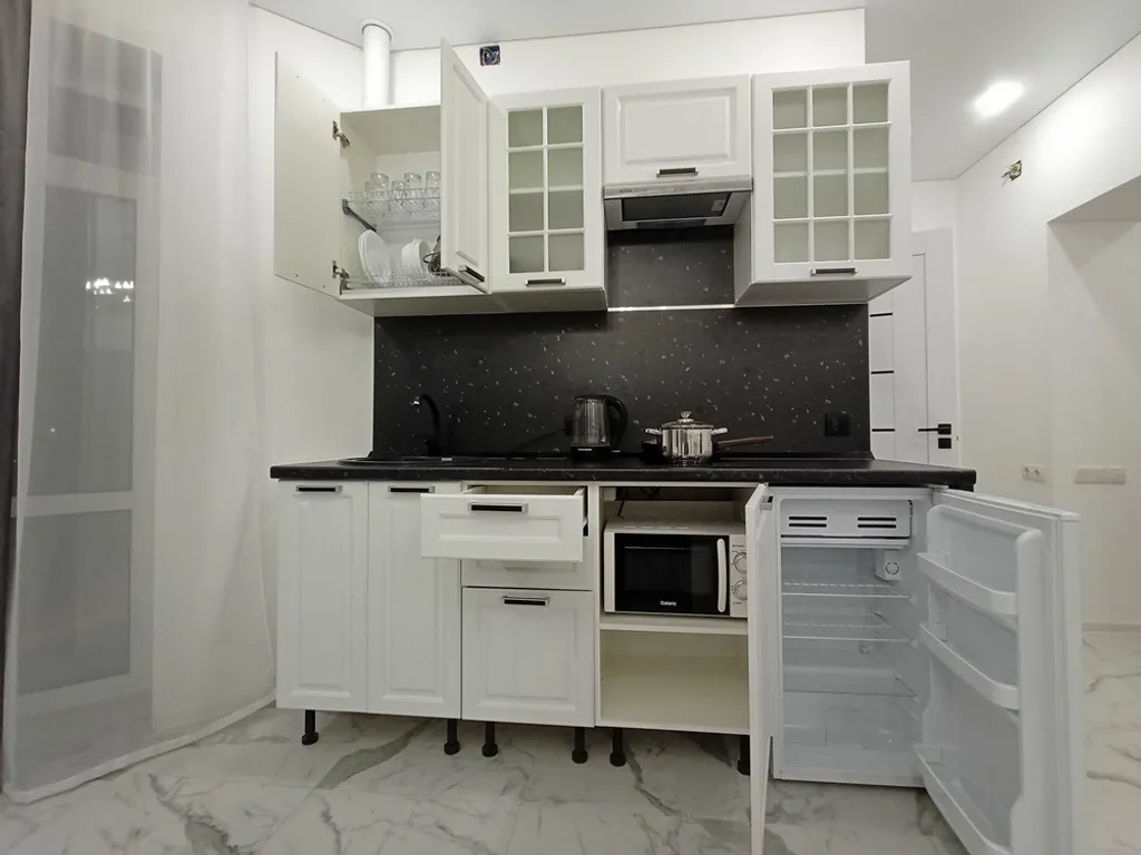 Новая светлая квартира в черно-белом стиле