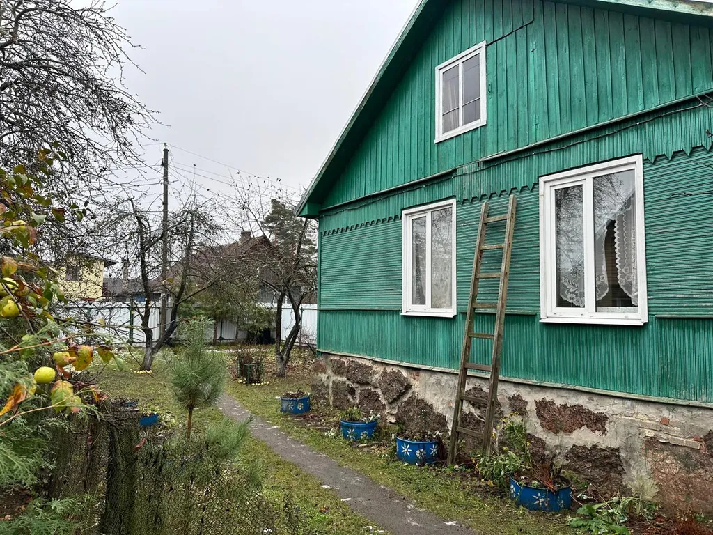 Домик рядом с озером