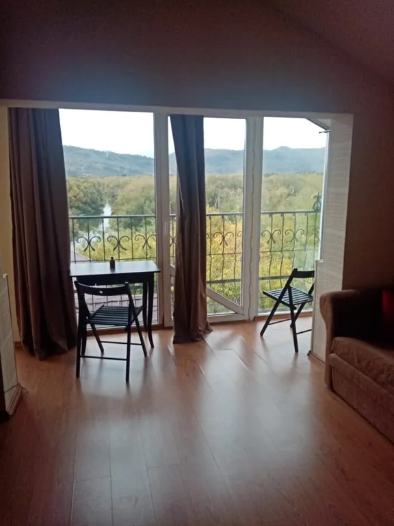 Уютный дом на берегу реки