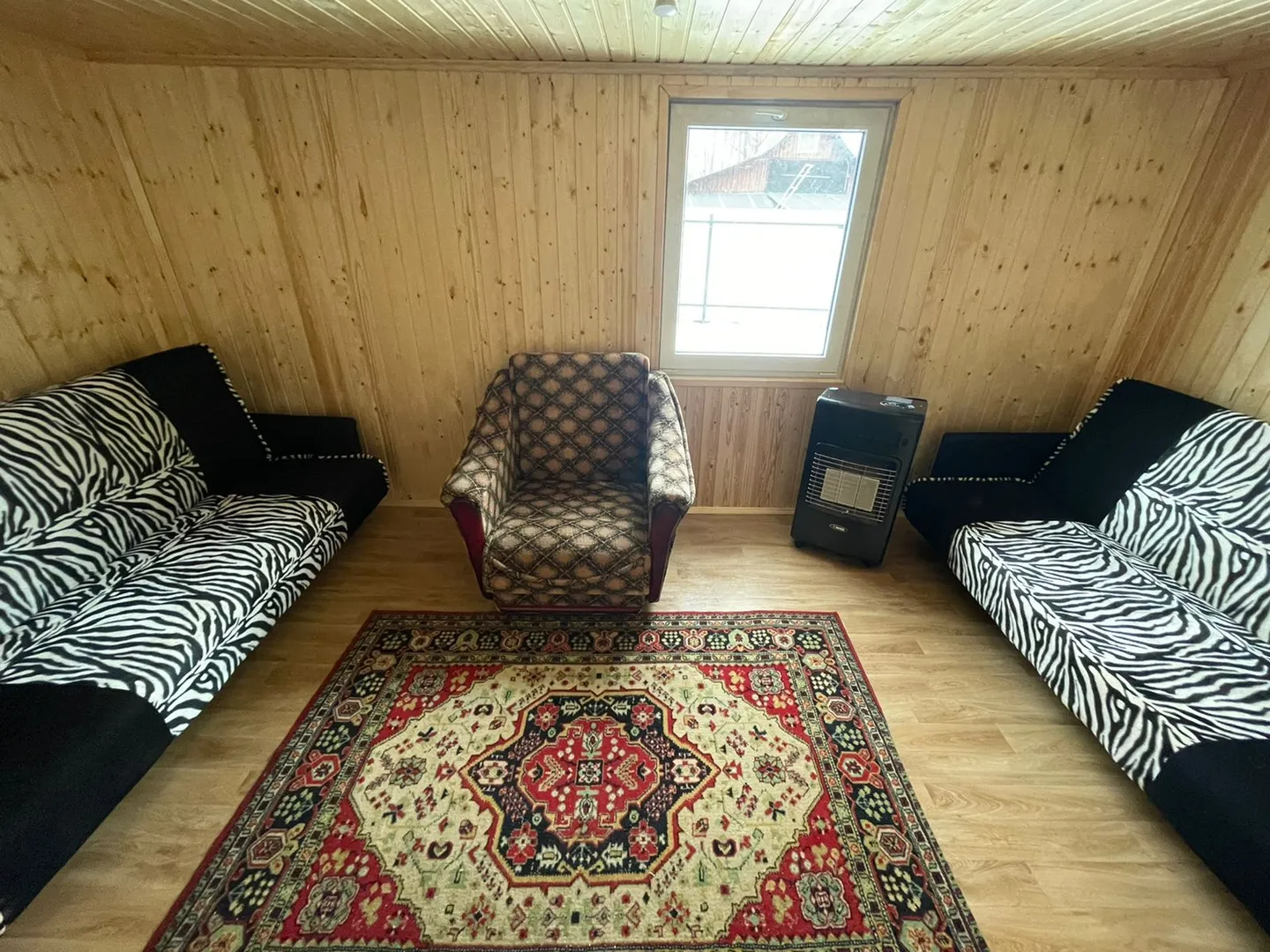 Комната с 2 разбрными диванами  и разборным креслом 