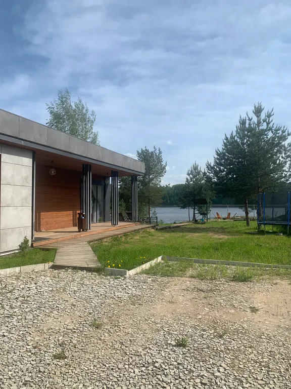 Уютный дом на самом берегу реки