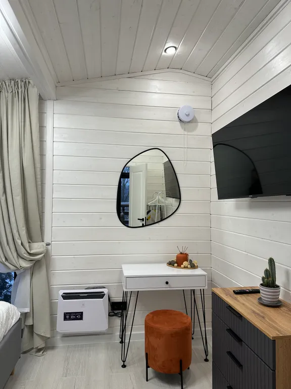 Дом на холме у леса