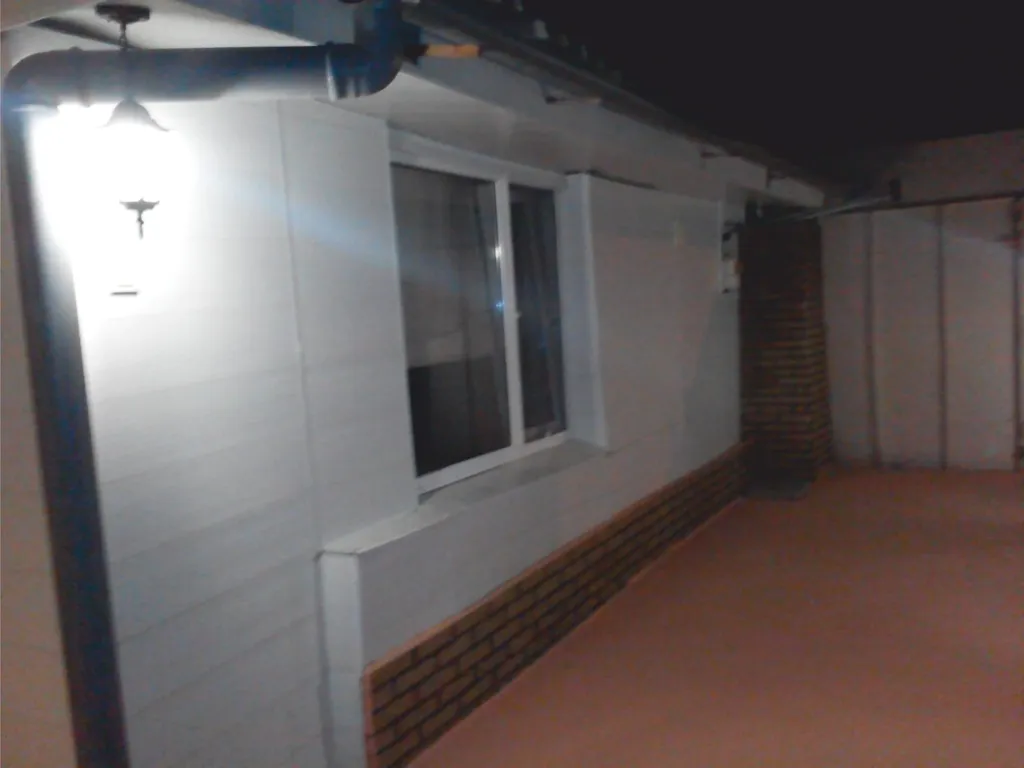 Уютный дом с отдельным двором, зоной барбекю и парковочным местом