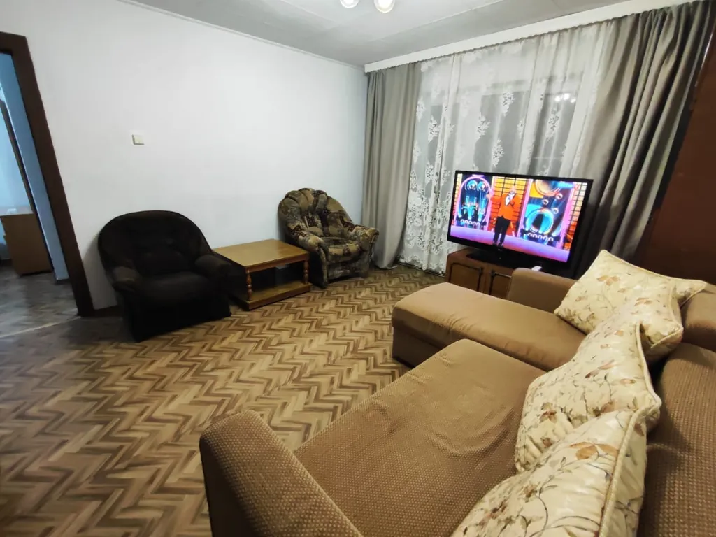 Чистая, скромная трёшка. С винтажной мебелью